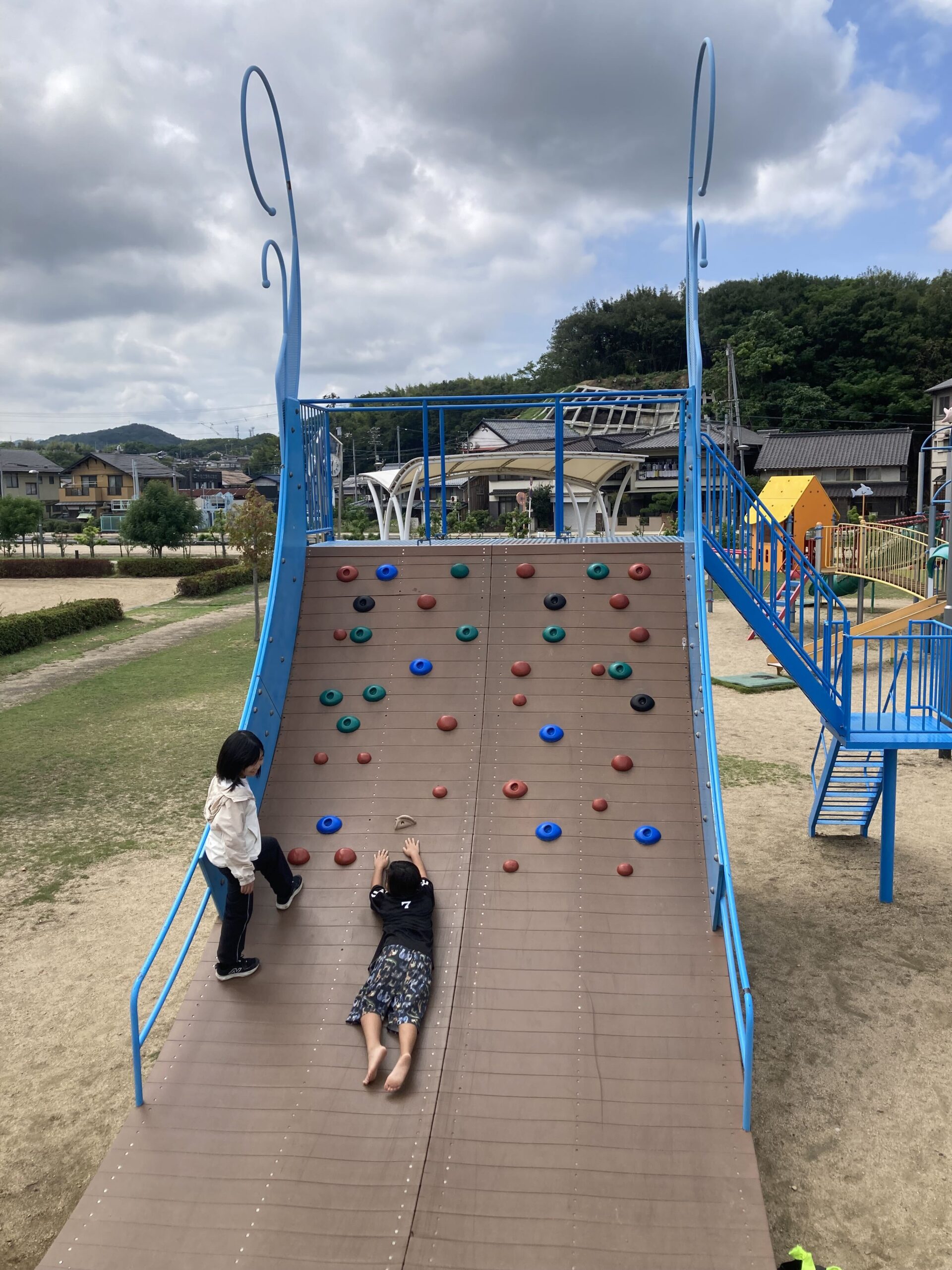 ボルダリング壁の坂に寝転ぶ子ども