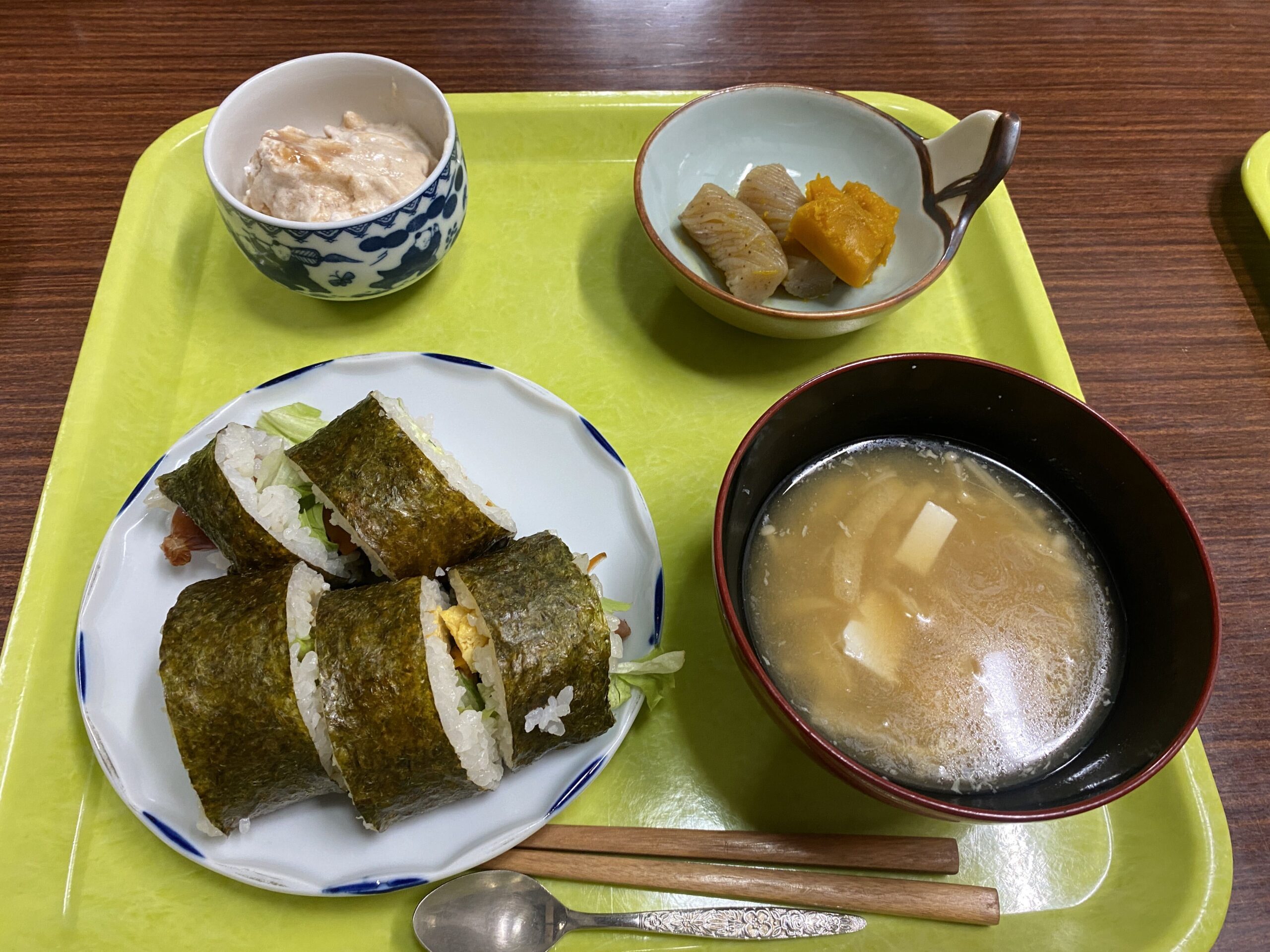 重陽の節句にちなんだ海苔巻き寿司と桃ムースの給食
