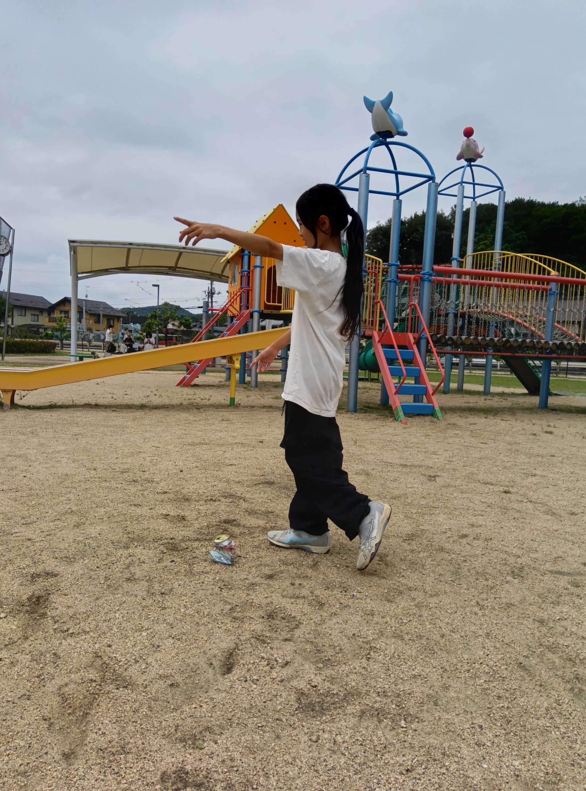 遊具の広場で元気に走り回る子ども