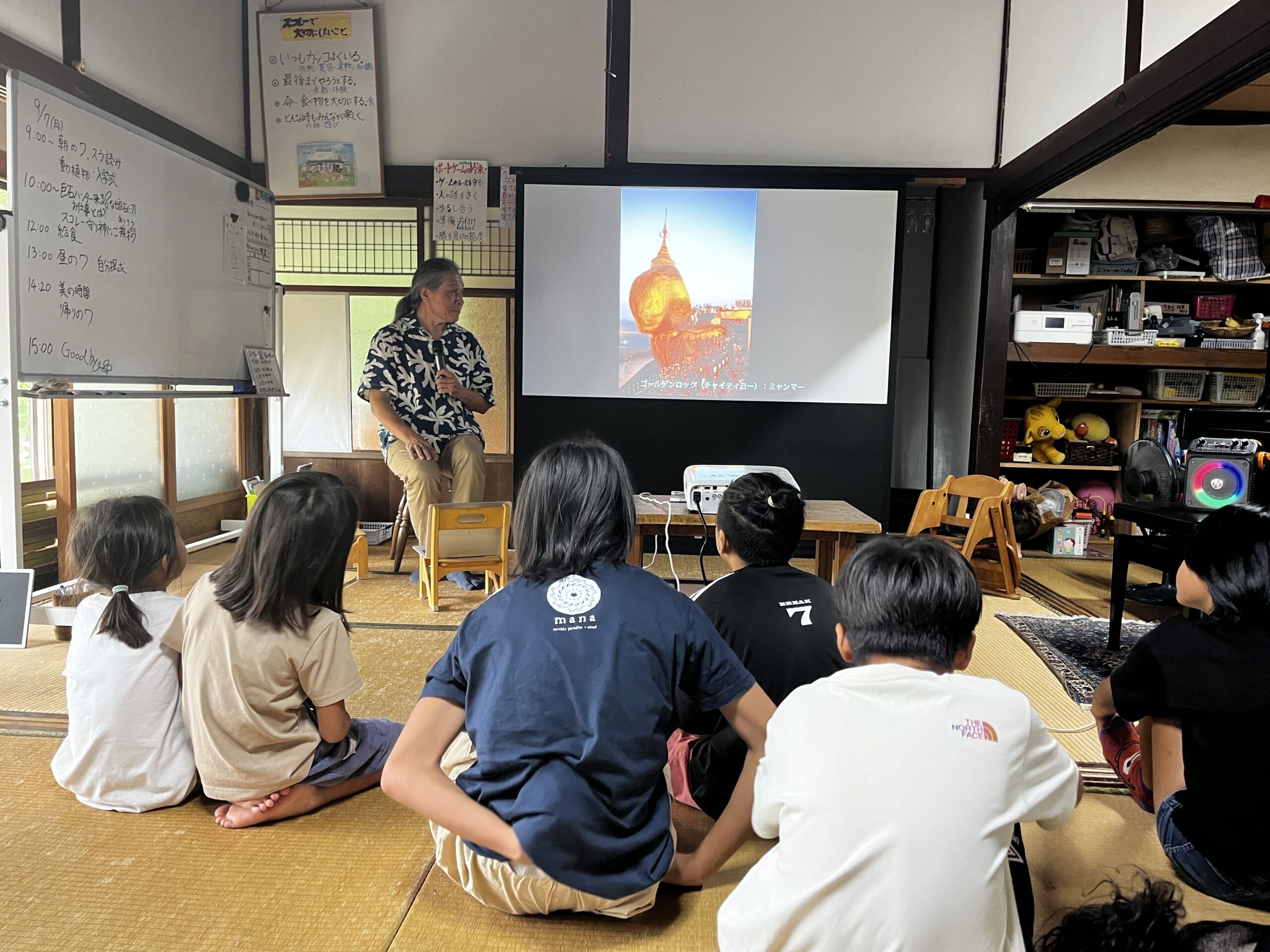 ミャンマーのゴールデンロックのスライドを紹介する須田さん