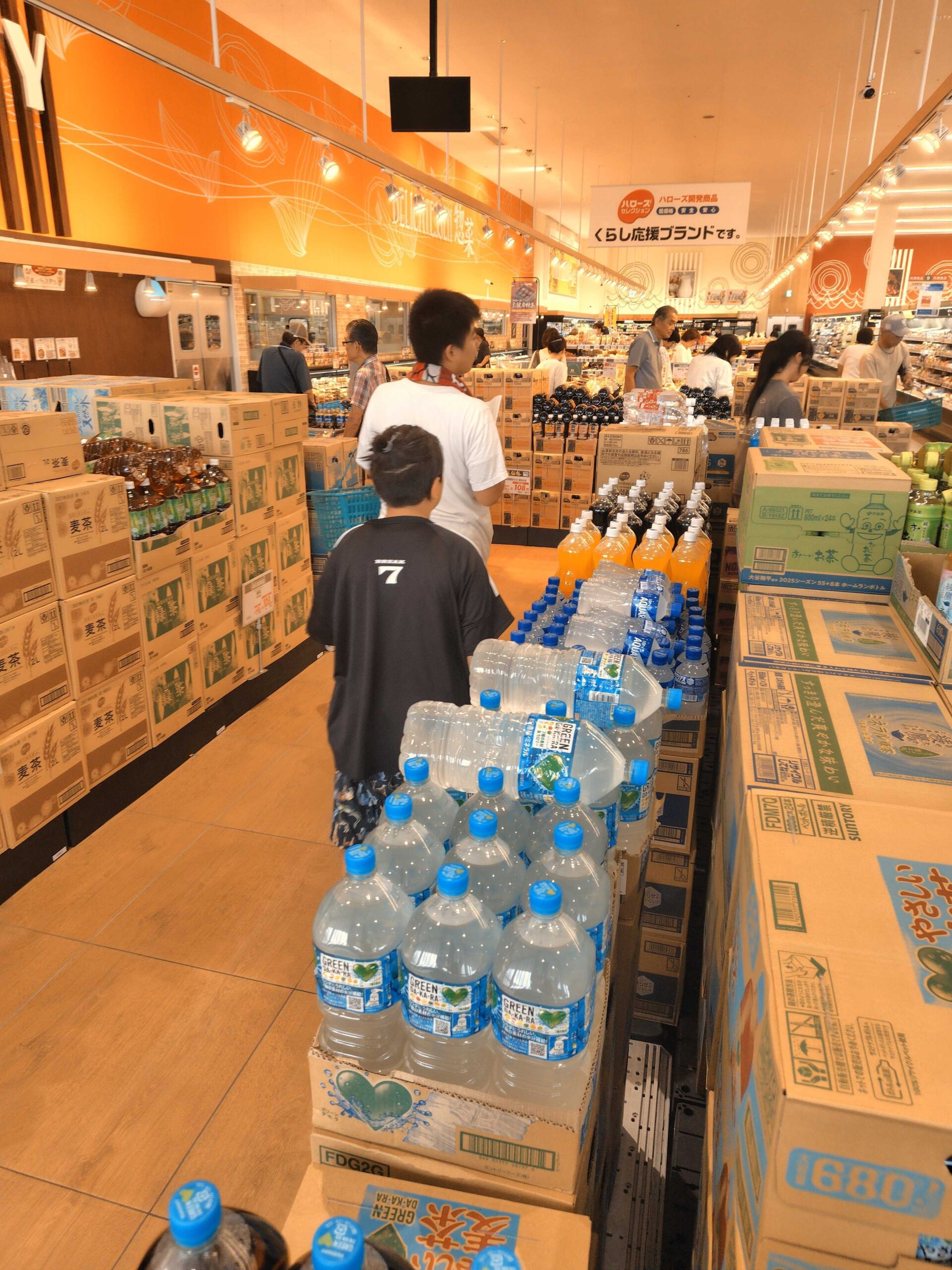 水などの飲み物をカートに乗せて売り場を歩く様子