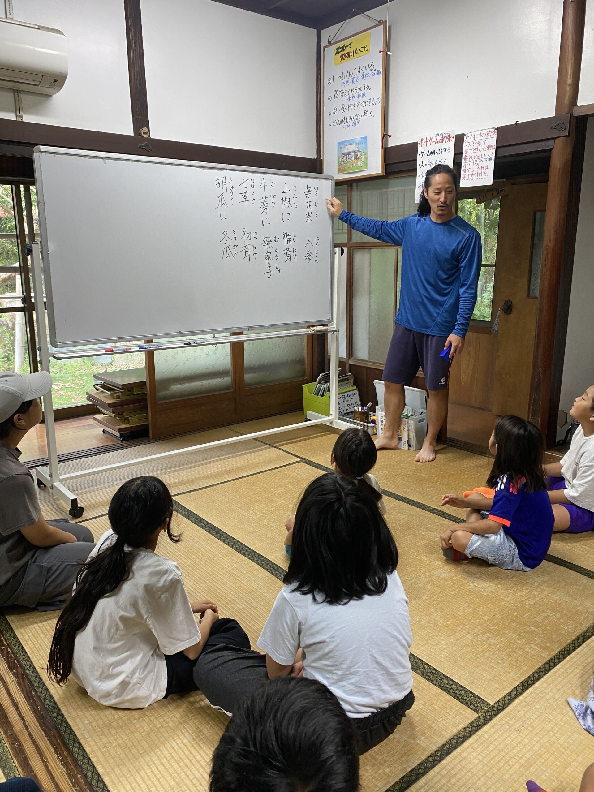 数え唄の板書を見ながら話を聞く子どもたち