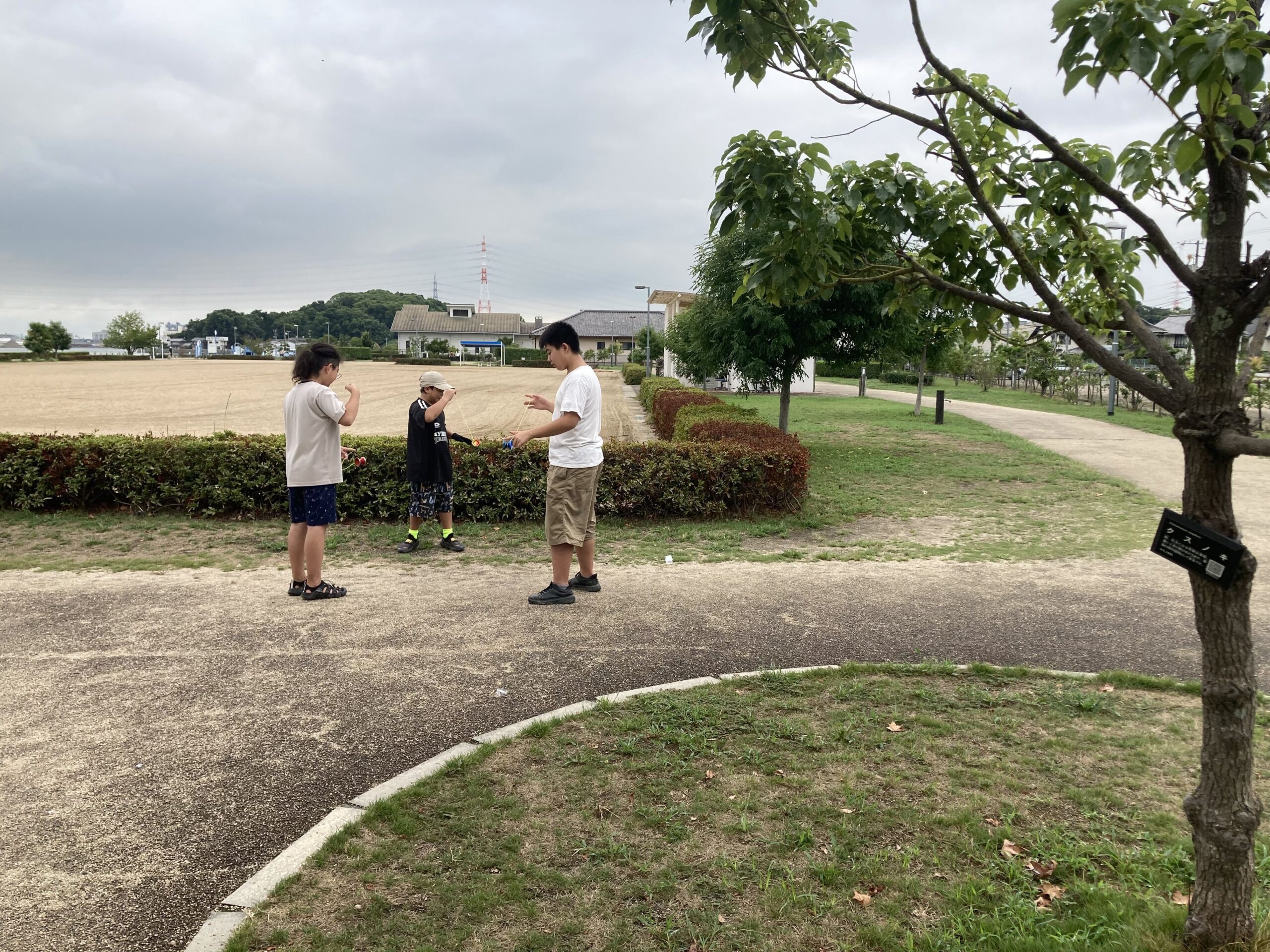 公園でヨーヨーをして遊ぶ子どもたち