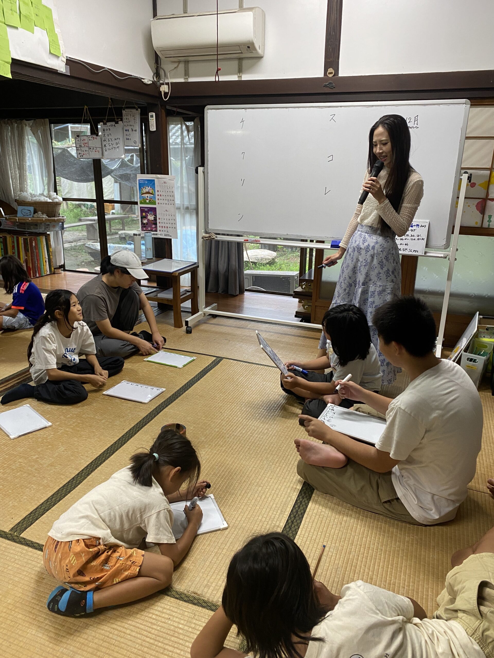 Yuriさんと一緒に校歌の歌詞を考える子どもたち