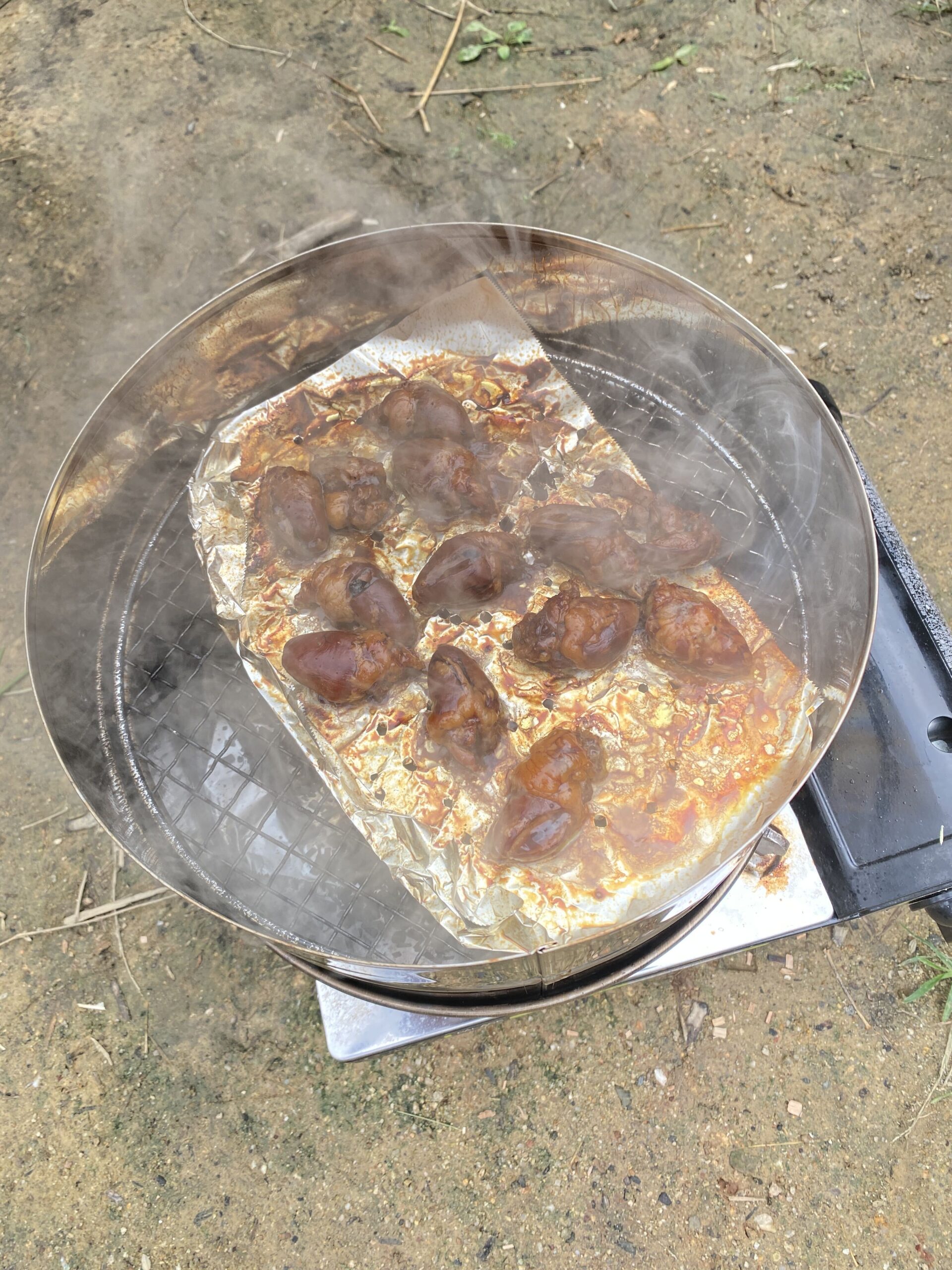 鶏のハツを燻製にしている様子