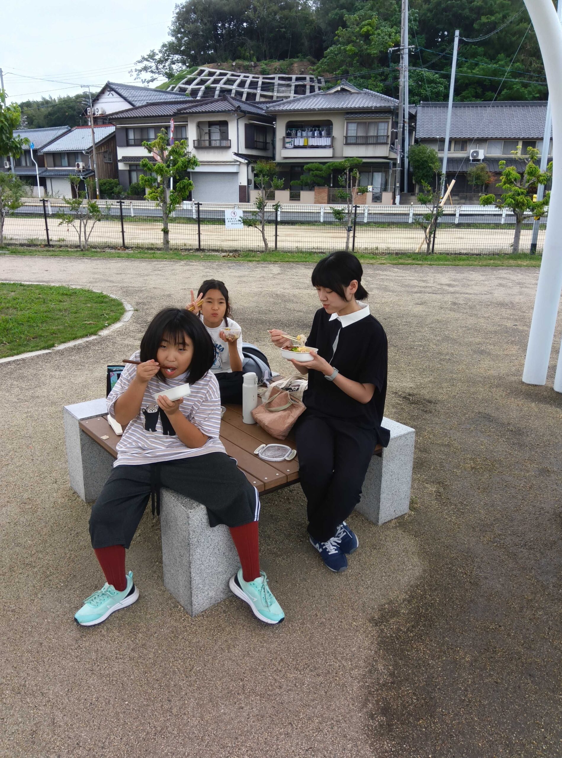 お弁当を食べながら笑顔を見せる子どもたち