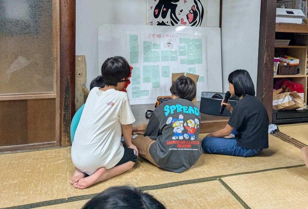 マイクを持ってカラオケを楽しむ子どもたち