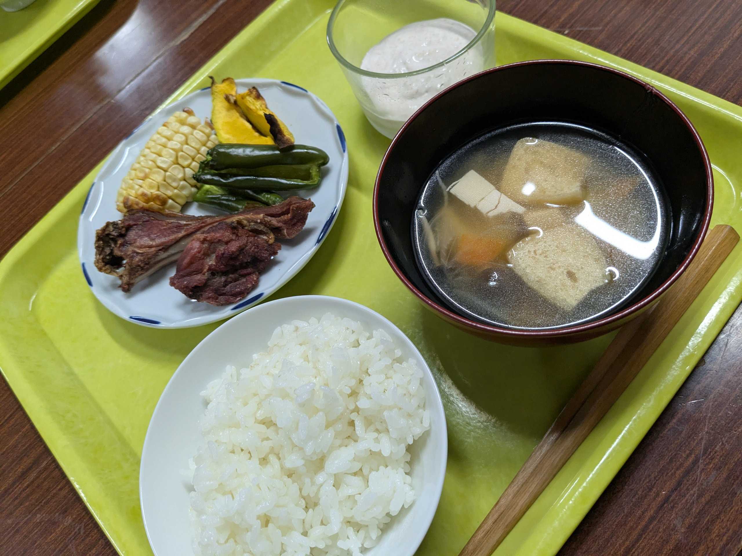 ごはんと汁物、焼き野菜とお肉が並んだこの日の給食