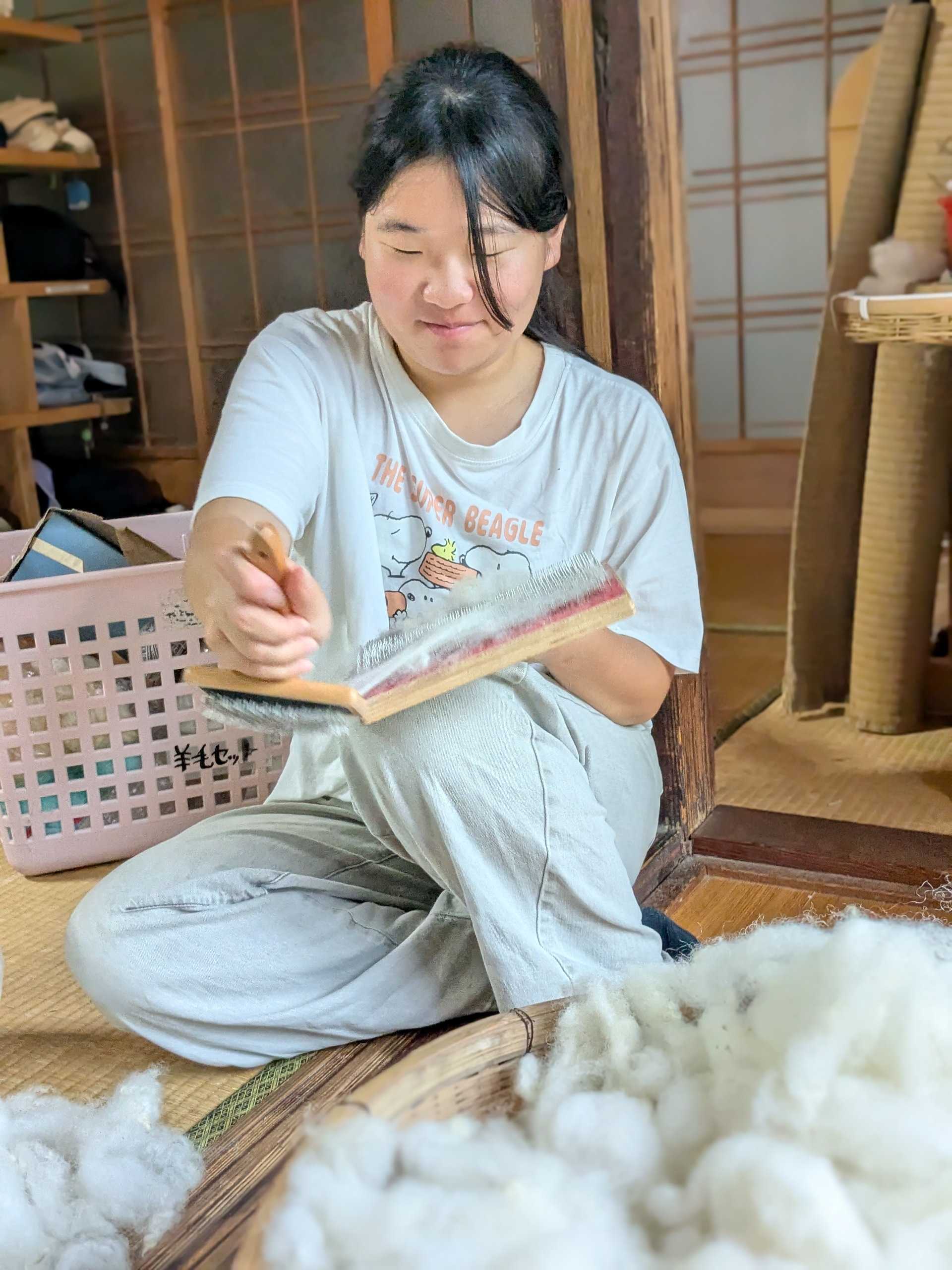 カーダーを使って羊毛をほぐす様子