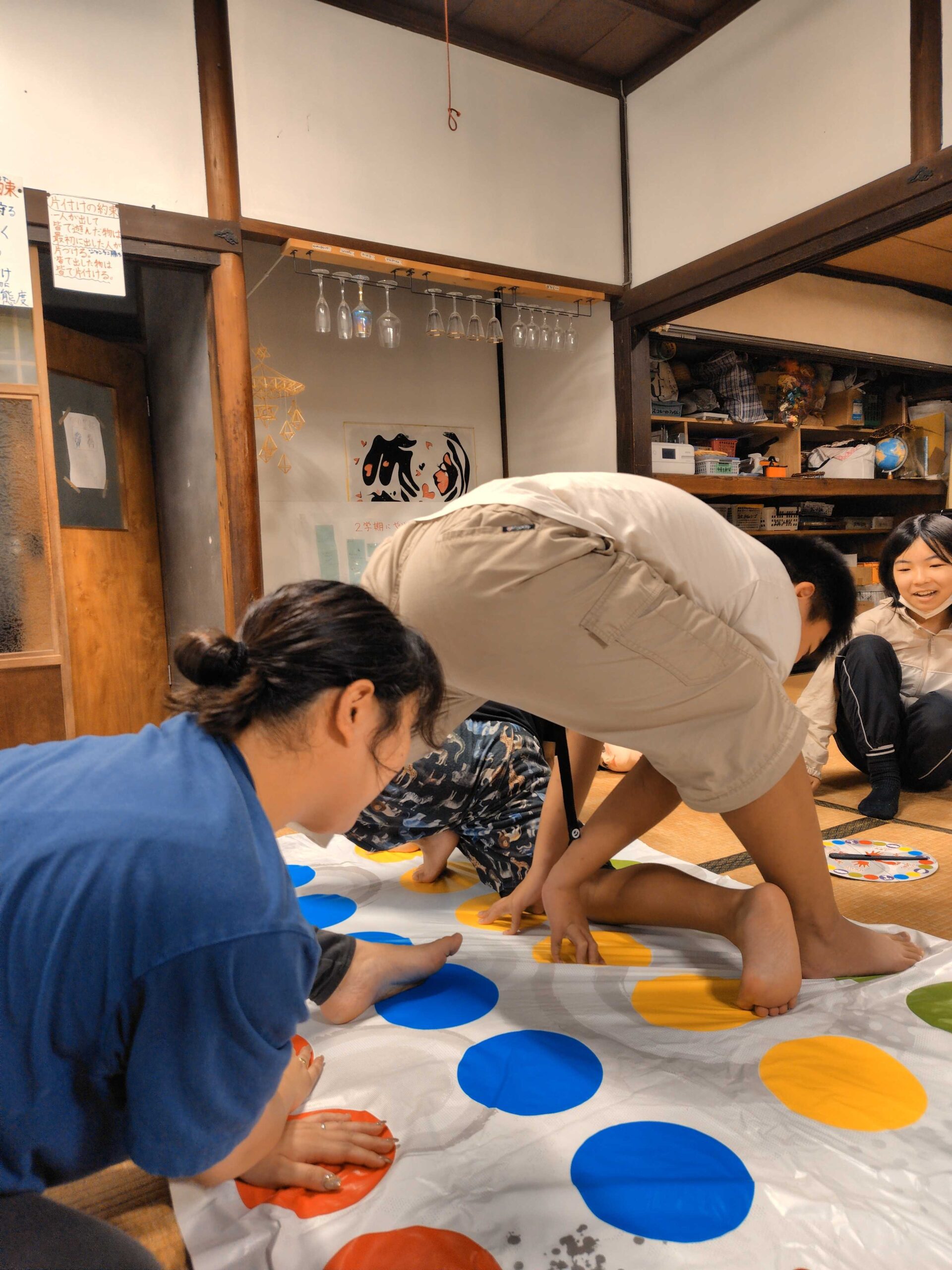 ツイスターで体を伸ばしながら盛り上がる様子