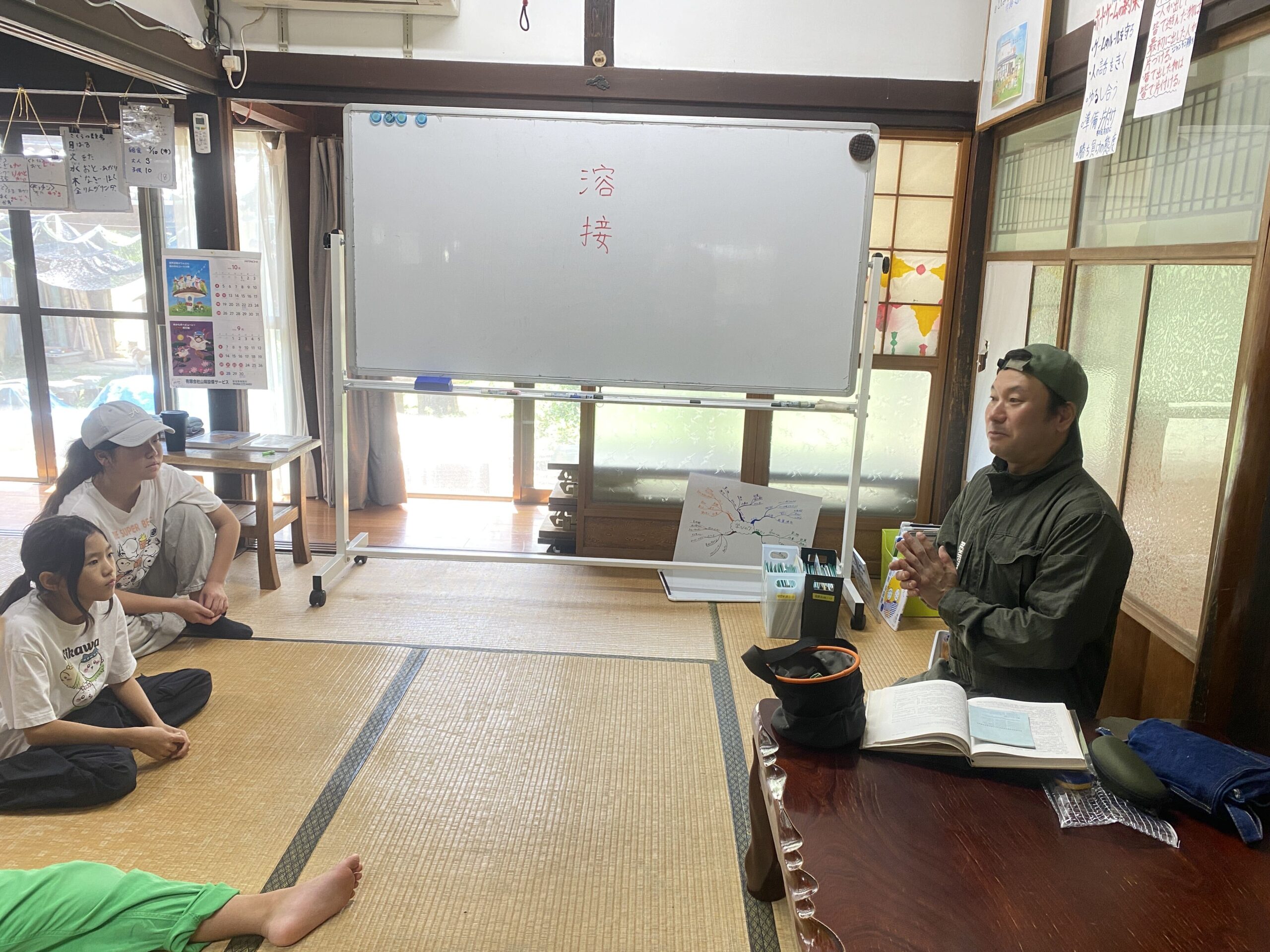 「溶接」と板書され、説明を聞く子どもたち