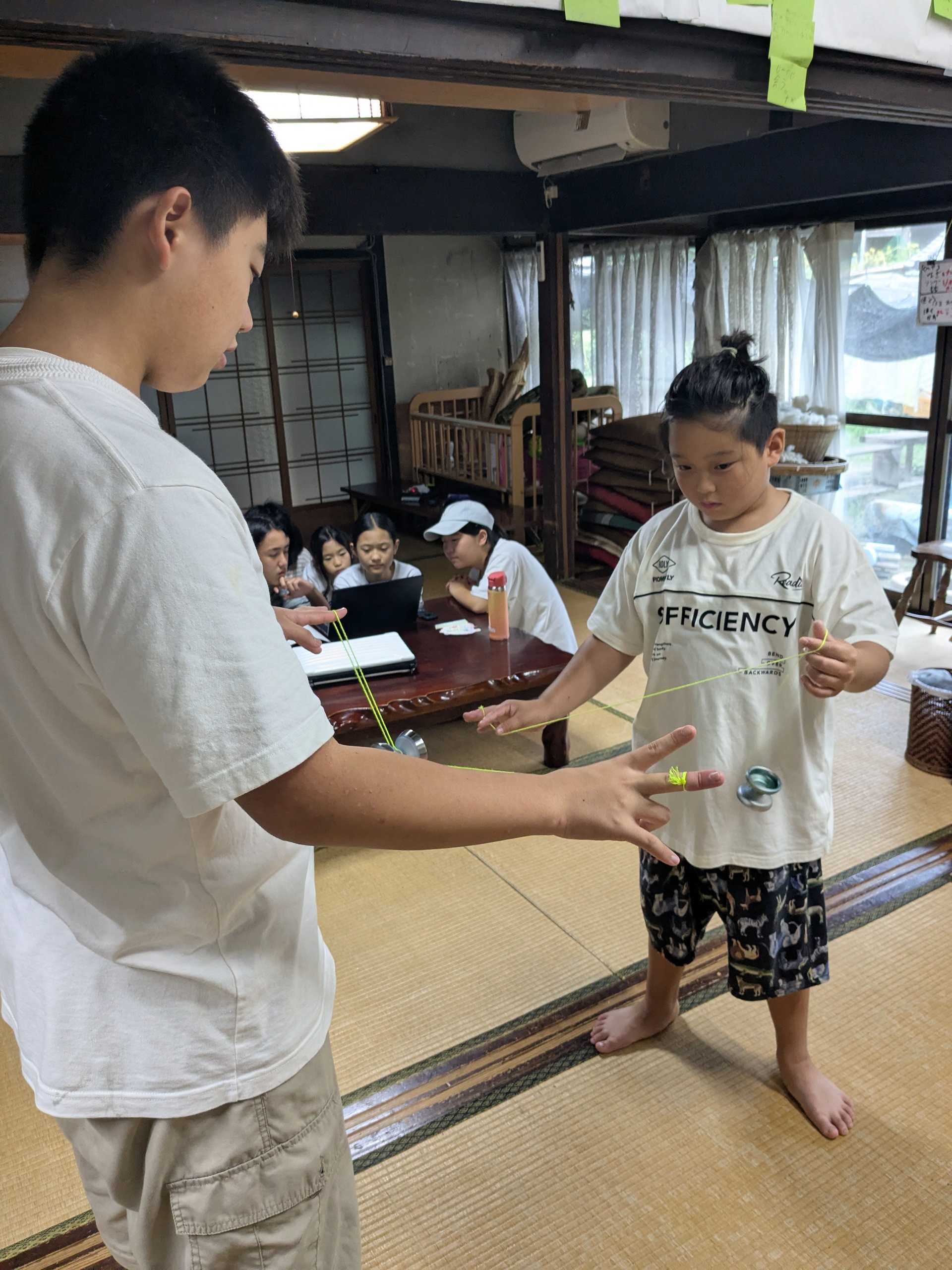 ヨーヨーの練習をする子ども