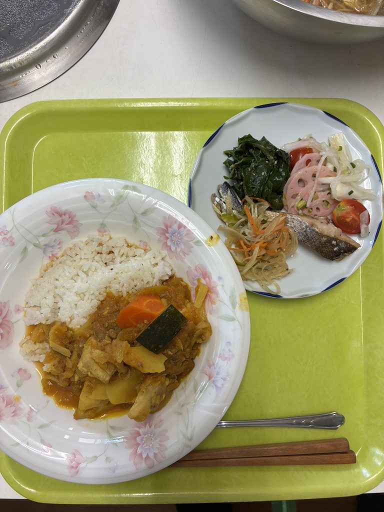 野菜たっぷりのカレーと副菜が並ぶ、この日の給食