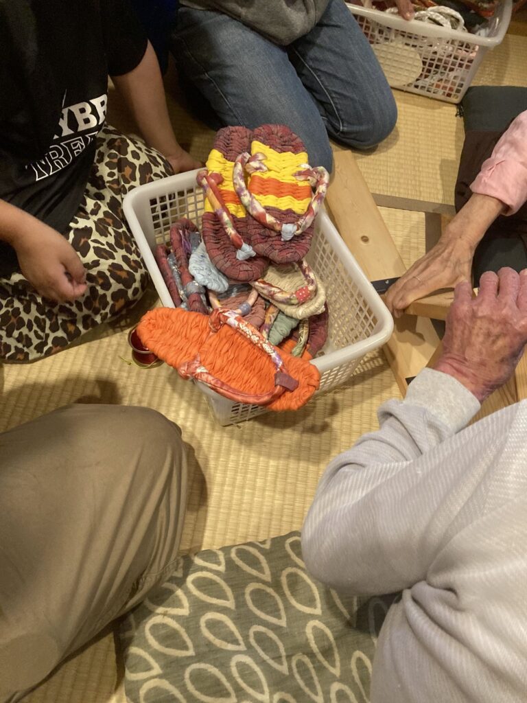 かごに入った色とりどりの布ぞうり