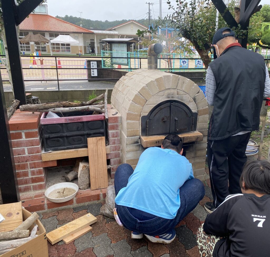 土師邸の庭にある、レンガづくりのピザ窯