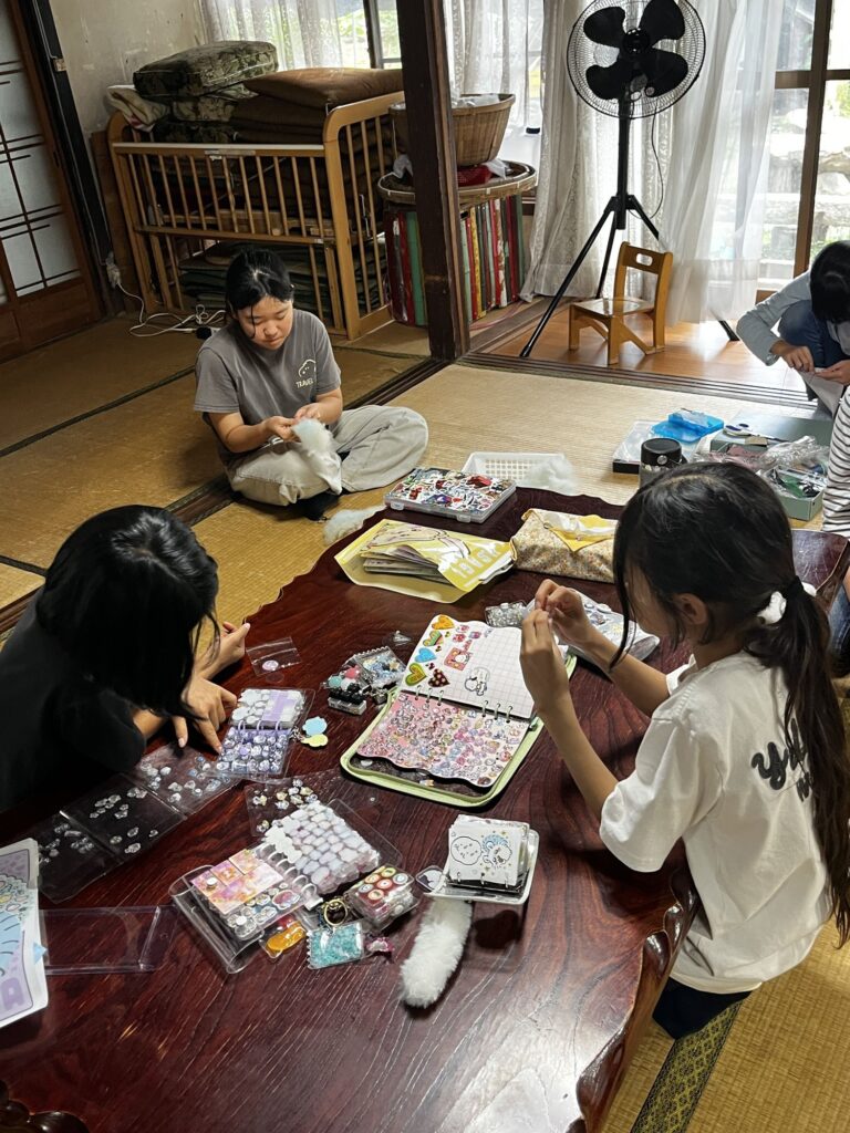 ちゃぶ台いっぱいにシールを広げて、シール交換をする子どもたち