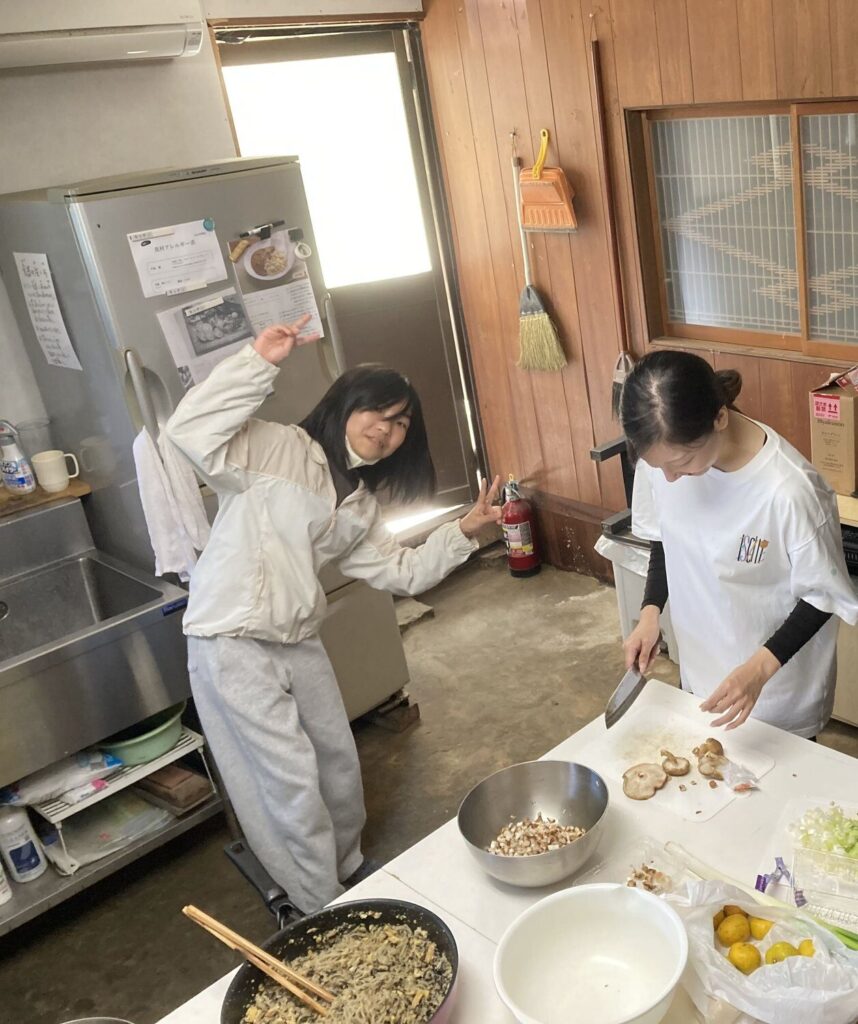 台所で、しいたけやねぎを刻む子どもたち