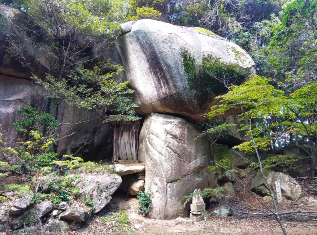 大きな岩の上に、さらに巨石が乗った「鬼の差し上げ岩」