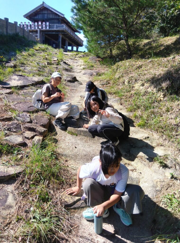 城門へ続く石の坂道で、ひと休みする子どもたち