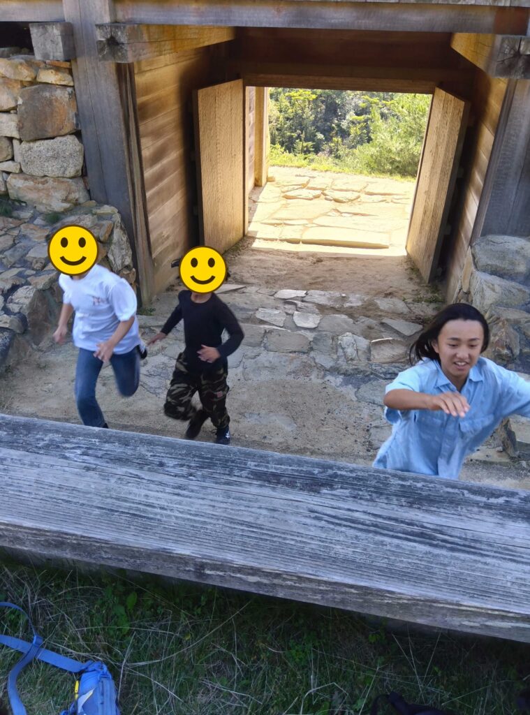 復元された城門をくぐって、駆け出してくる子どもたち