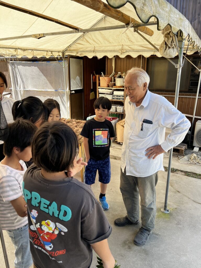 審査員の大人の話に耳を傾ける子どもたち