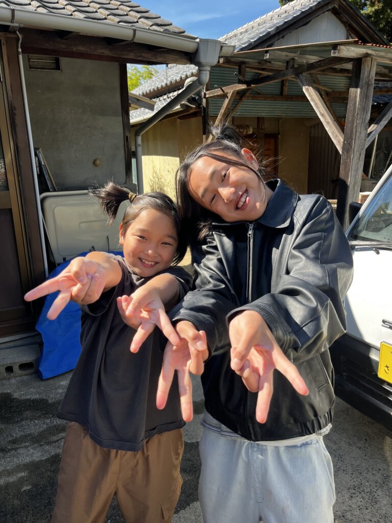 ギャルメイクをして、並んでポーズを決める子どもたち