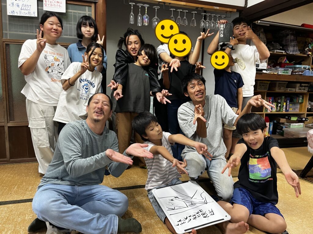 山村留学の最終日に、子どもたちとスタッフで撮った記念写真（顔にスタンプ加工）