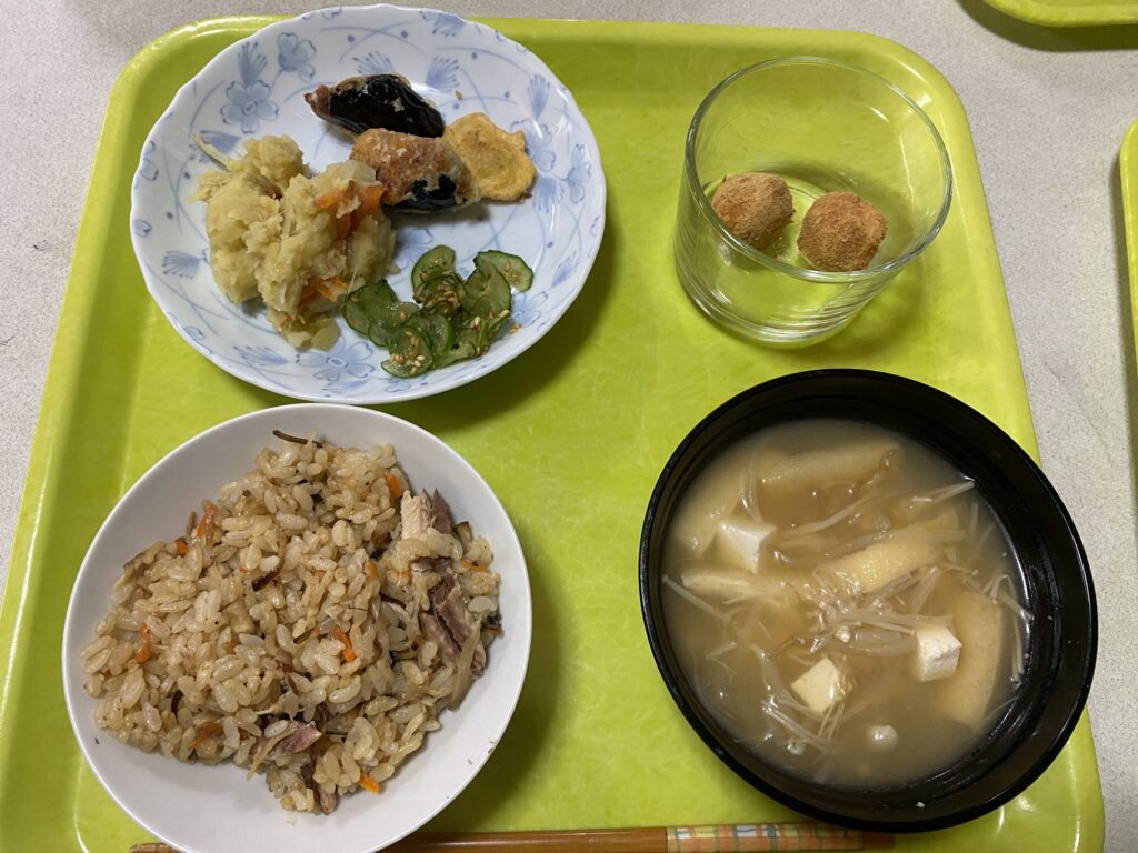 さんま飯とお味噌汁、おかずが並んだ給食のトレー