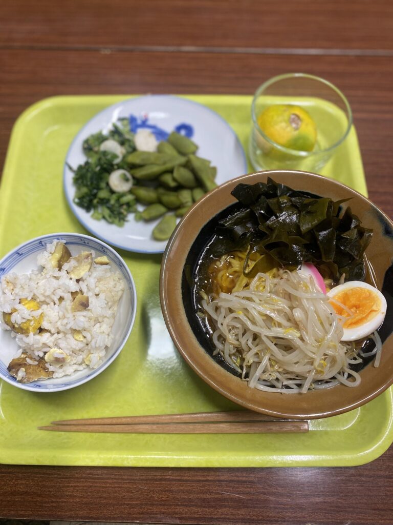ラーメンとご飯、枝豆が並んだ給食のトレー