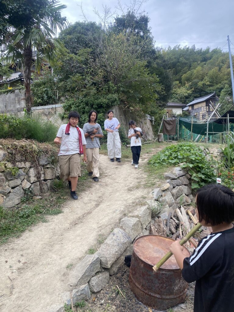 午後の自分探Qで、外の坂道を歩く子どもたち