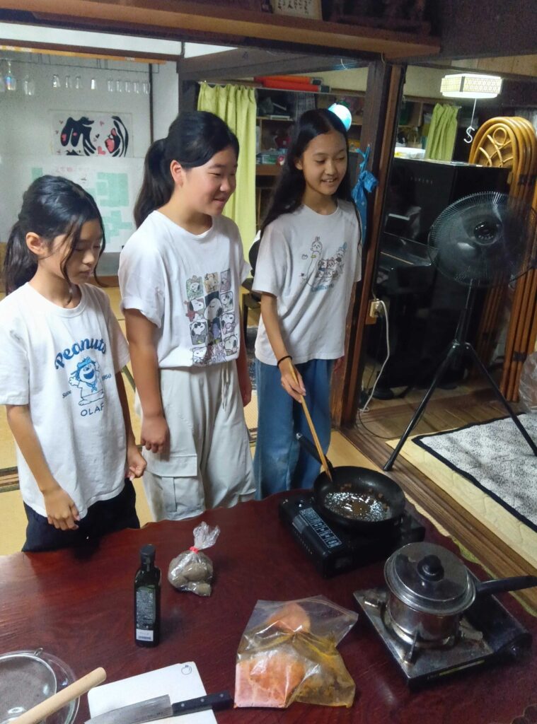 カセットコンロの前で、ニョッキを作る子どもたち