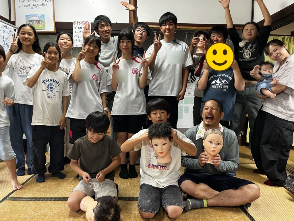 高校生も一緒に、みんなで撮った記念写真