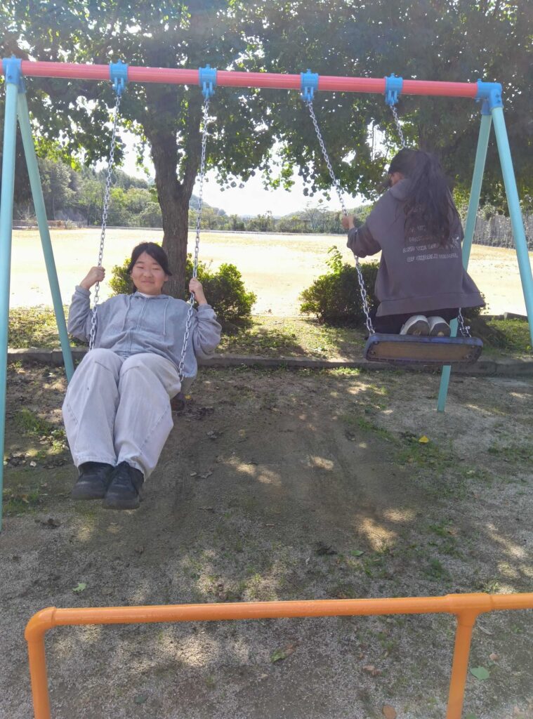 公園でブランコに乗る子どもたち