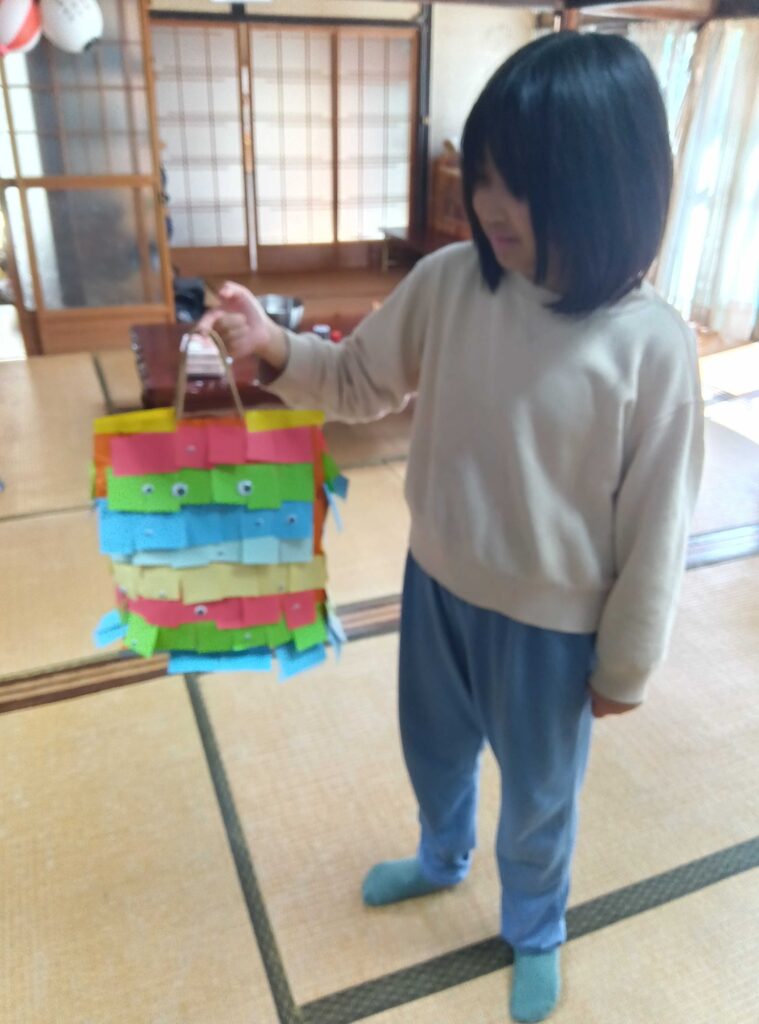 カラフルなピニャータを手に持つ子ども