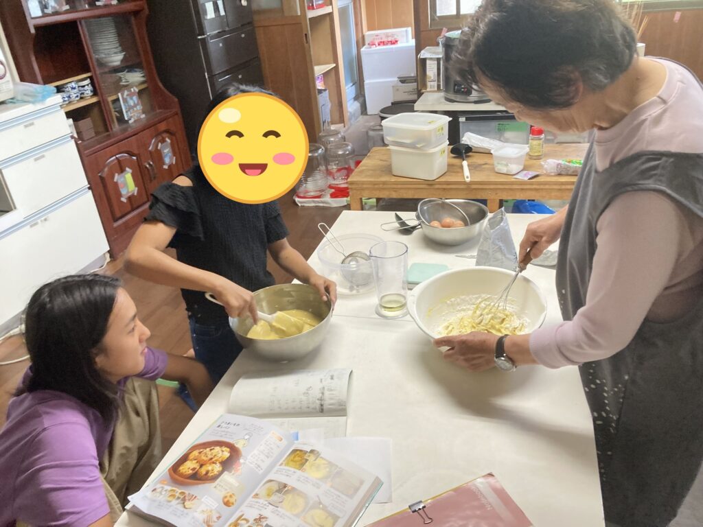 台所で生地づくりをする子どもとスタッフ