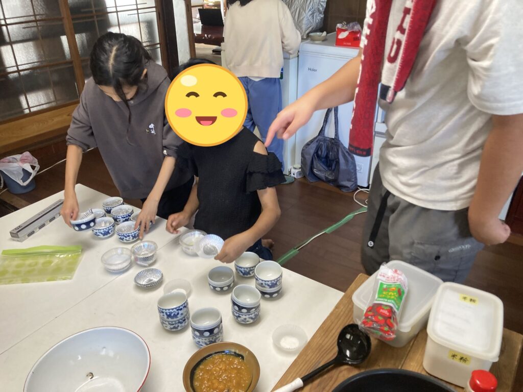器に紙のカップを並べる子どもたち