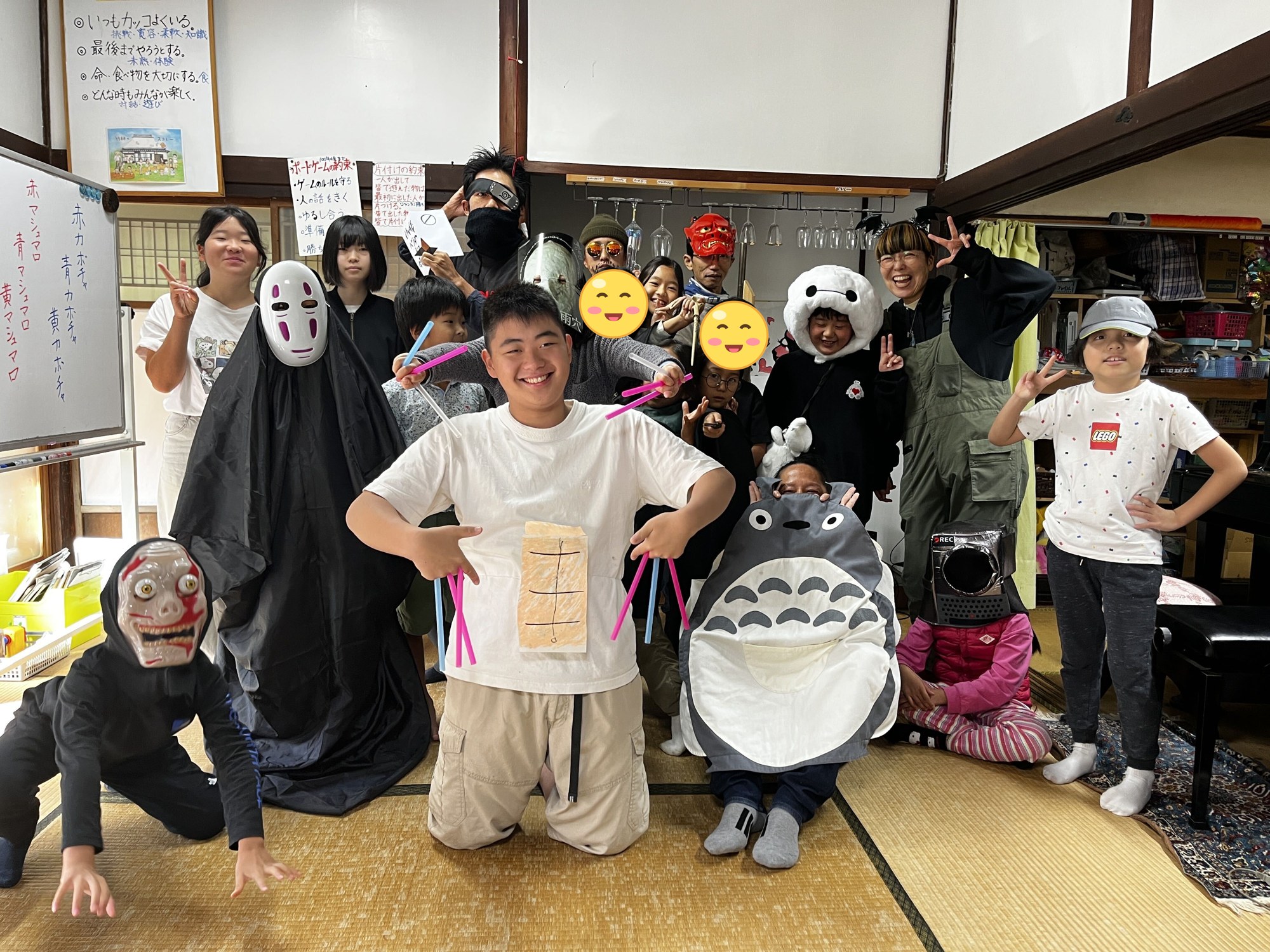 ハロウィンの仮装をして集合写真におさまる子どもたちとスタッフ