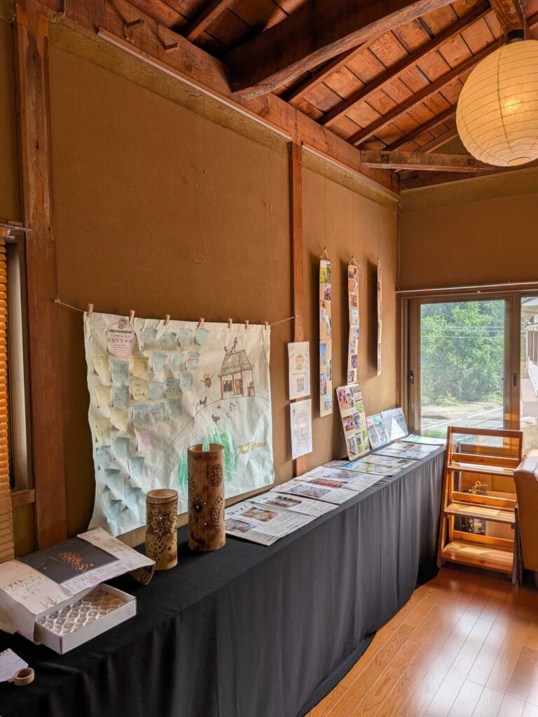 竹灯籠や子どもたちの作品、活動の写真が並ぶ展示の様子