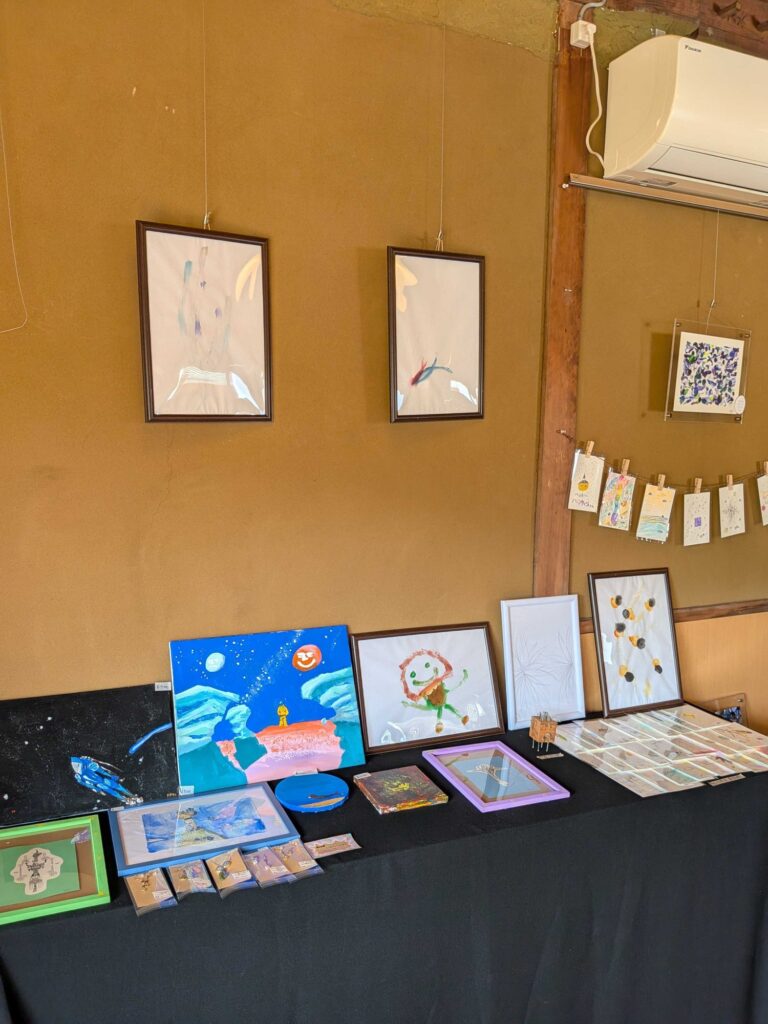 額に入った絵や小物が並ぶ展示台
